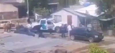 Un patrullero a toda velocidad perseguía motochorros: en una esquina de Lomas terminó todo