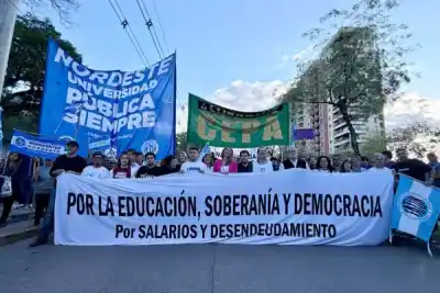 Marcharon en Corrientes y Resistencia: qué bandera se vio en la columna de la UNNE