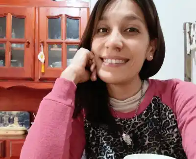 Da clases en dos escuelas, pero lo que le deja más plata no está en el aula