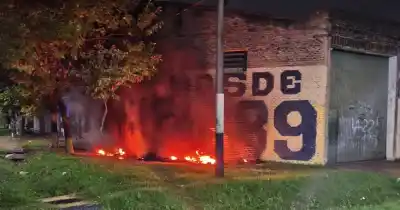 Dejaron un mensaje escalofriante en la puerta de una escuela y prendieron fuego a murales en una misma noche