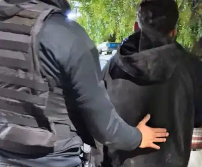 Apareció en la casa de su expareja con una botella rota: lo esperaban en el barrio República