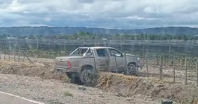 Iban en una Hilux por la Ruta 88 y el viaje terminó contra el alambrado de una finca