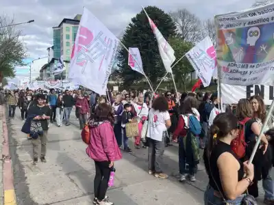 Bariloche cortó el centro: la columna que avanzó desde Onelli hasta el Cívico y el reclamo que la movió