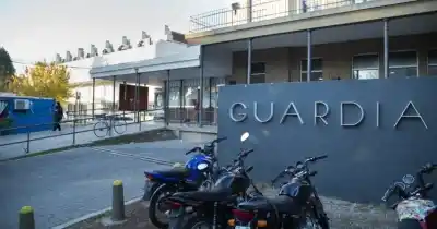 Atacó a su expareja con un cuchillo y escapó por el techo cuando llegó la policía