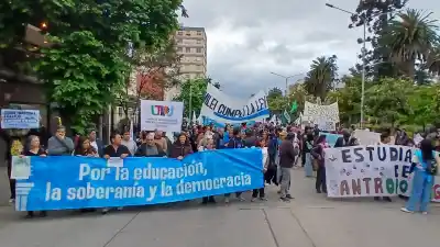 Jujuy marchó por la universidad: gremios estatales advierten que si no hay respuestas antes de diciembre, habrá conflicto