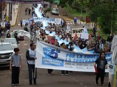La decana de Oberá salió a la calle y habló de "las aulas que se expanden"