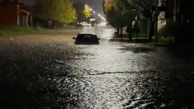 Un temporal desatado en Coronel Suárez dejó una escena de caos: el agua llegó a cubrir autos completos