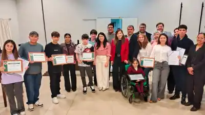 Fernández premió a sus Jóvenes Destacados 2026: la historia de Ludmila, la estudiante que se llevó el máximo galardón