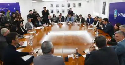 Mendoza capacitará a 10 mil municipales en IA: los detalles del convenio que firmaron 14 comunas