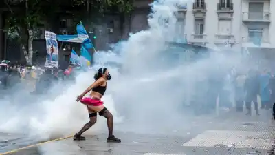 Milei no pudo con la calle: gases, corridas y una marcha que no se olvida