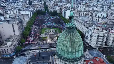 La marcha universitaria terminó con gases y detenciones frente al Congreso