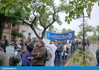 La lluvia no los frenó: la marcha universitaria que se sintió en las calles de Salta