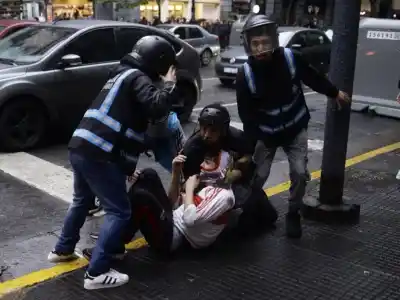 Marcha universitaria: más de 30 detenidos y dos chicos de 14 y 17 años entre los arrestados