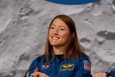 La frase de la astronauta Koch que sorprendió tras el histórico sobrevuelo lunar