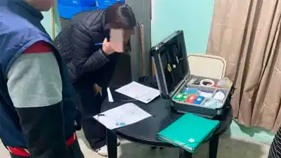 Llevó ropa a su familiar preso y la policía no podía creer lo que escondía en el pantalón