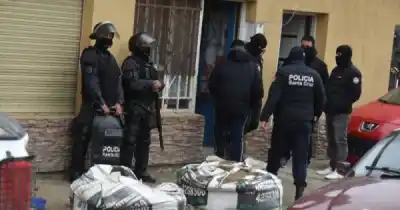 Allanaron una casa en Caleta Olivia por el ataque a tiros en Pico Truncado: qué se llevaron los investigadores
