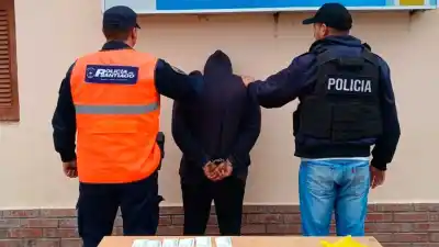 Dejó $350 mil sobre una balanza y alguien entró por la ventana: el operativo que terminó en un detenido