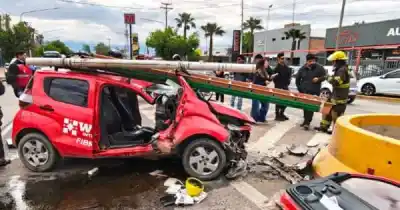 Quedó atrapado en su auto tras chocar en el carril Rodríguez Peña: la maniobra de los bomberos para liberarlo
