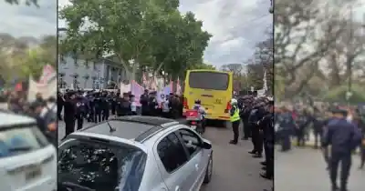 El "corralito" policial que terminó con los manifestantes rodeados en plena calle Sarmiento