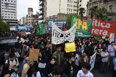 La marcha universitaria que puso en jaque al Gobierno: qué reclamaron en Tucumán