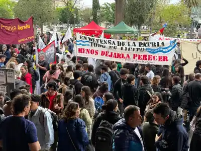 La UNLPam copó el centro de Santa Rosa: el reclamo que ya lleva dos años y medio