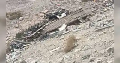 Volcó un camión y cayó a un precipicio: lo que encontraron en el lugar dejó a todos en vilo