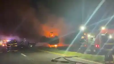 Dos camiones chocaron y ardieron en el puente Zárate-Brazo Largo: el fuego se llevó una vida y dejó la ruta cortada