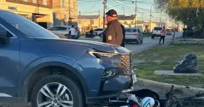 Una camioneta y una moto chocaron en pleno centro de Río Gallegos: dos mujeres terminaron en el hospital