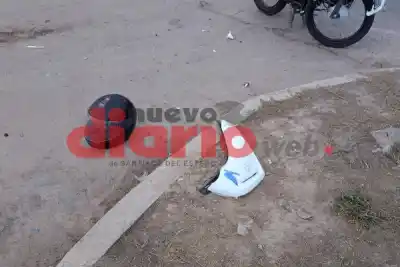 Iba en moto por la 25 de Mayo y terminó en el piso: quiénes lo auxiliaron
