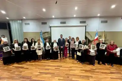 Más de una docena de maestras rurales jubiladas fueron homenajeadas en un acto en Santiago