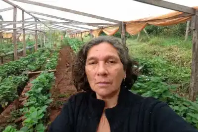 Isabel trabaja la tierra en San Pedro y responde a quienes la discriminan: "De ese trabajo nuestro se están alimentando"
