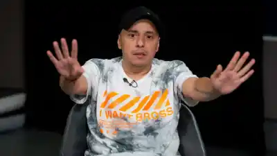 El cantante absuelto de graves acusaciones que arruinaron su carrera ahora amenaza con una venganza legal
