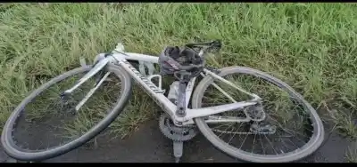Ocho ciclistas pedaleaban por la autopista San Martín cuando un camión los embistió: cuatro terminaron internados