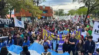 Una multitud copó el centro de Catamarca y Arellano apuntó directo contra Milei