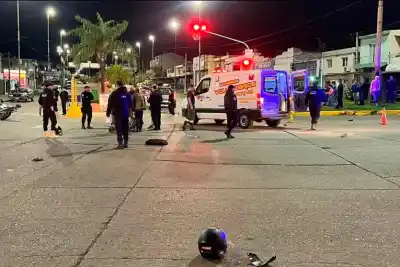 Dos motos chocaron en una esquina de Paraná y tres personas terminaron internadas
