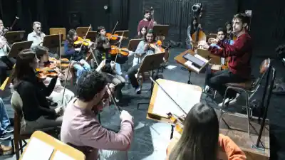 El nuevo director de la Orquesta Juvenil de la UNSJ debuta con un repertorio que sorprendió a todos