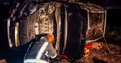 Quedó atrapado en el auto tras un vuelco en Río Gallegos y los bomberos tuvieron que cortar el parabrisas
