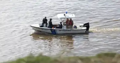 Iban en lancha por el Paraná con tres amigos: solo uno llegó a la costa