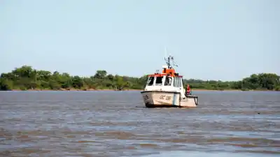 Cruzaban el río en lancha con tres amigos: solo uno llegó a la costa