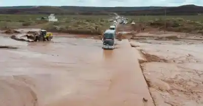 Cortaron la Ruta 5 en Vaca Muerta: el desvío que usaban los conductores también quedó bajo el agua