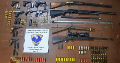 Le disparó seis veces a la policía y al allanar su casa en Maipú encontraron un arsenal