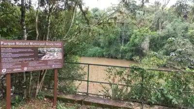 El agua tapó la Gruta India: los saltos y la cueva ya no se ven