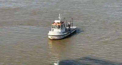 Cruzaban el Paraná en una lancha y terminaron en el agua: uno llegó nadando a la costa, los otros tres no aparecen