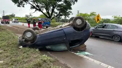 Impactante vuelco en la Ruta 66: el auto quedó de costado y el conductor terminó asistido por el SAME