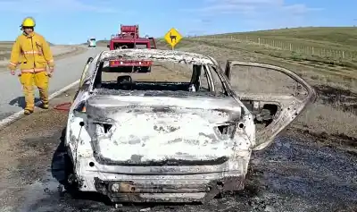 Un auto ardió en la Ruta 3: los bomberos llegaron pero no pudieron salvar nada