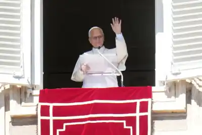 El Papa reapareció de pie en el hospital: las primeras fotos tras la operación de pulmón