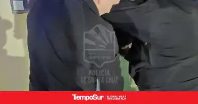 La caminaba por la plaza y un desconocido la abordó: terminó detenido con dos cuchillos y una tijera