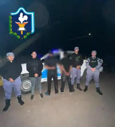 Dos motos, dos jóvenes y un hallazgo que terminó con la Policía en el medio