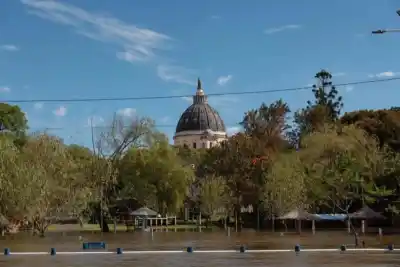 El río se llevó la costanera de Itatí y ya hay más de 100 evacuados: hasta dónde puede llegar el agua