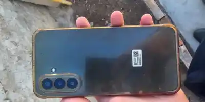 Dejó su celular en un banco de la Municipalidad de Caucete y las cámaras revelaron quién se lo llevó